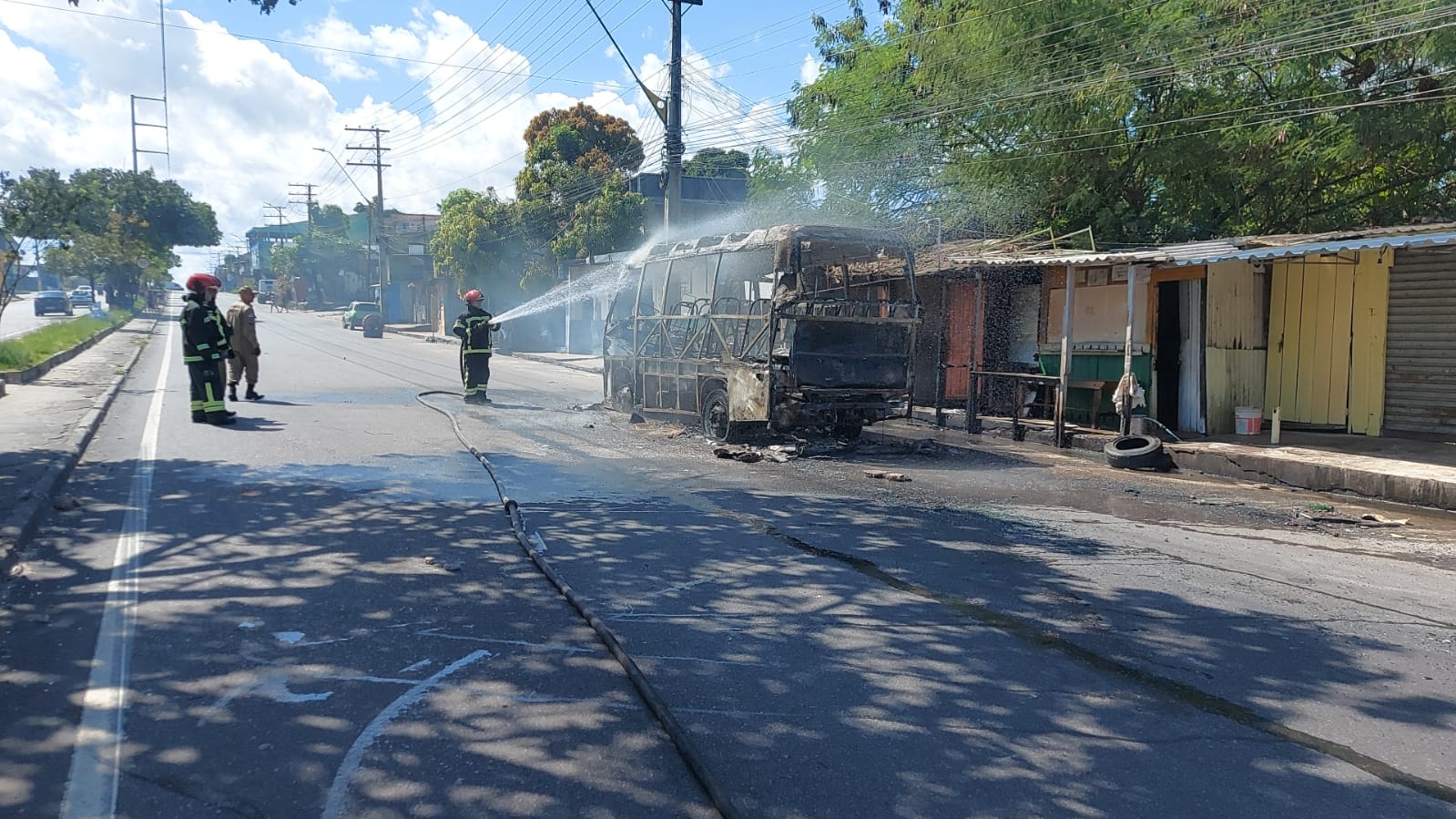 'Amarelinho' é incendiado em onda de ataques de facção em Manaus