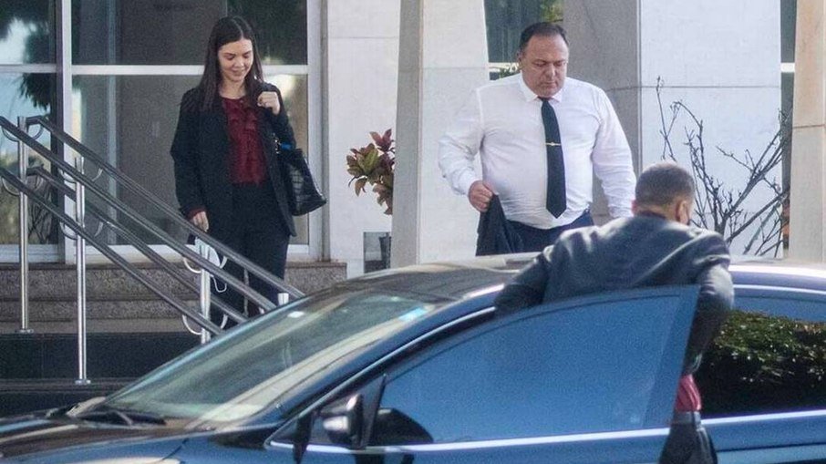 Sem máscara, Pazuello e namorada são flagrados saindo de hotel militar