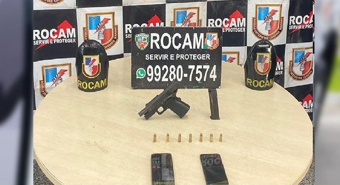 Homem se assusta com a polícia e tenta esconder arma de fogo no mato em Manaus