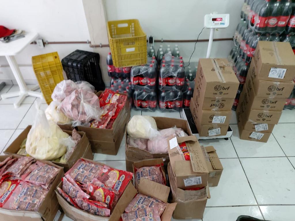 Polícia apreende meia tonelada de comida estragada em empresa de frios de Manaus