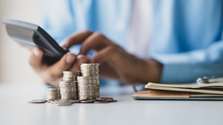 INSS informa data de devolução dos descontos indevidos de abril e alerta sobre golpes