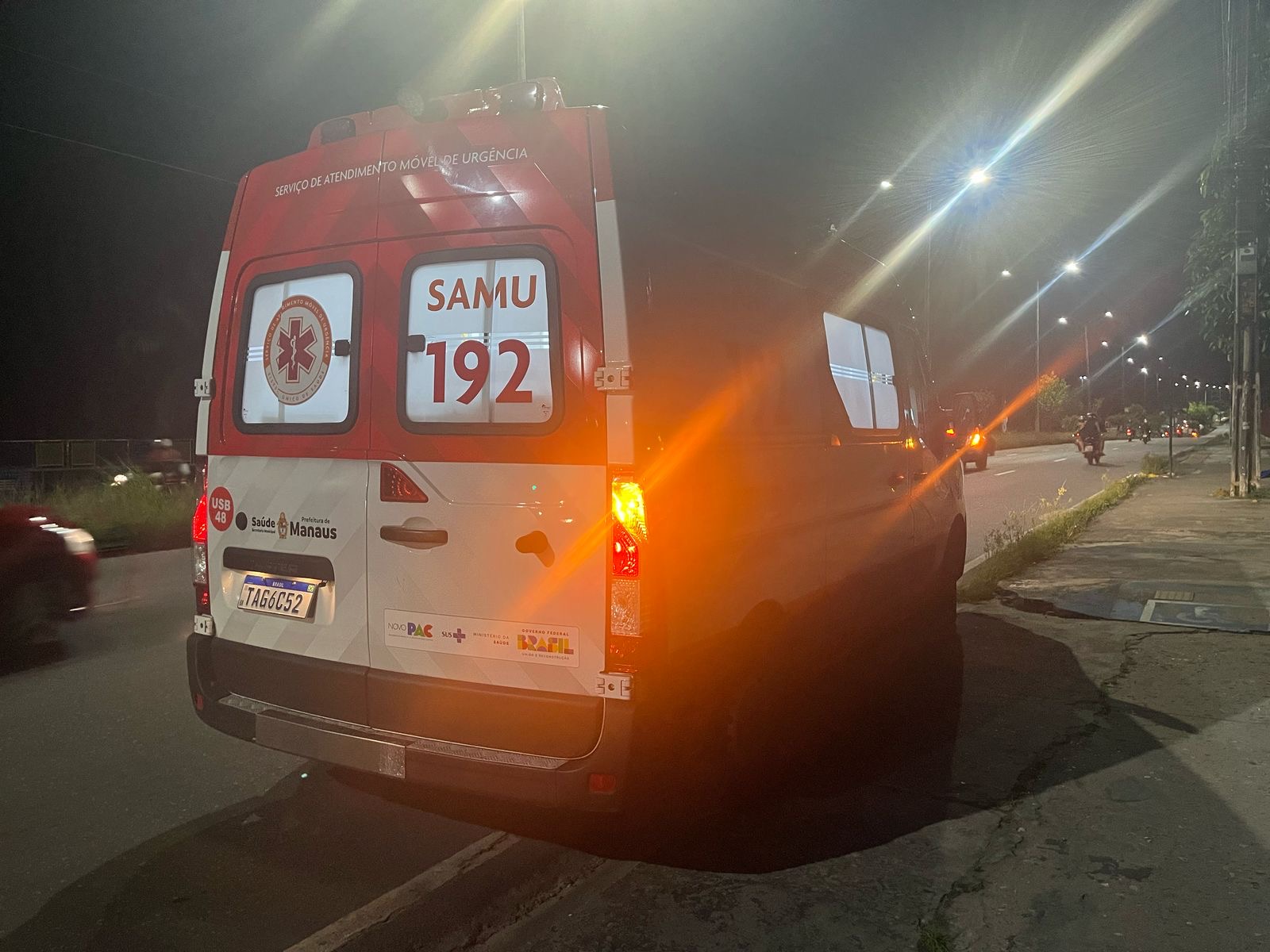 Acidente entre moto e carro deixa homem ferido no São José