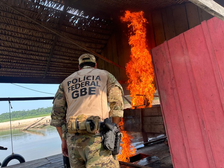 Operação da PF destrói mais de 220 balsas de garimpos ilegais no Amazonas