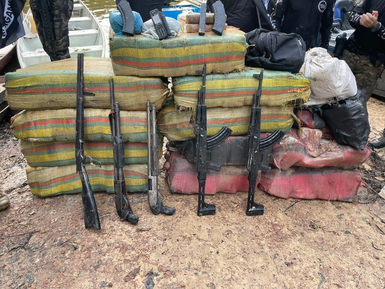 PF apreende mais de uma tonelada de drogas e fuzis de guerra transportados nos rios do Amazonas
