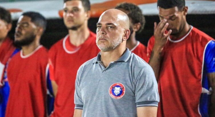 'Atuaram para nos tirar e jogar no lixo o que fizemos', diz treinador do Parintins