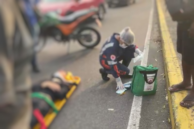 Motociclista de app e passageiro ficam feridos após colisão com poste em Manaus