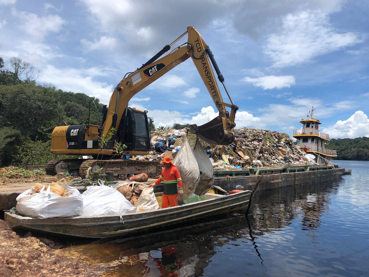 Limpeza na orla do Rio Negro e lixeiras flutuantes são intensificadas em Manaus