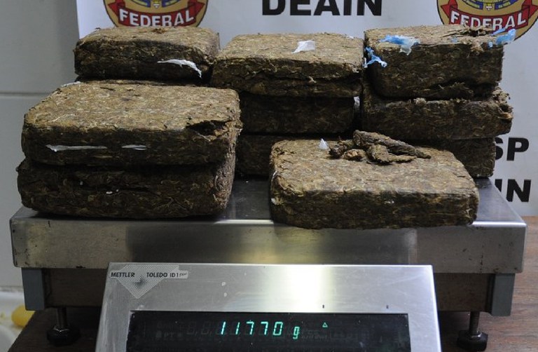 PF prende passageira que saiu de Manaus com maconha escondida em mala