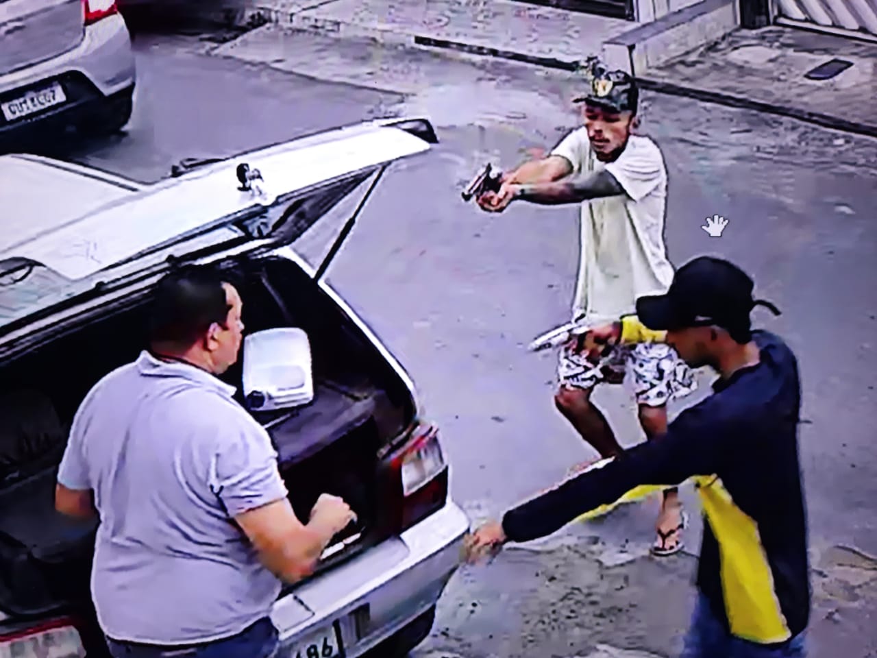 Vídeo mostra dupla armada roubando homem enquanto trocava pneu em Manaus