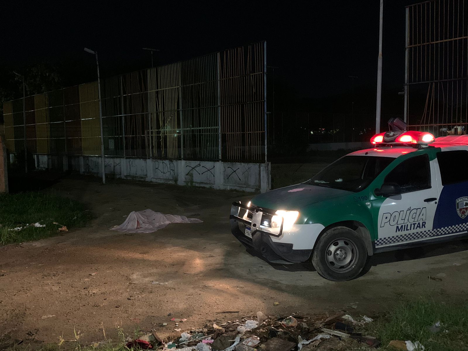 Com mãos e pés amarrados, homem é executado perto de campo em Manaus