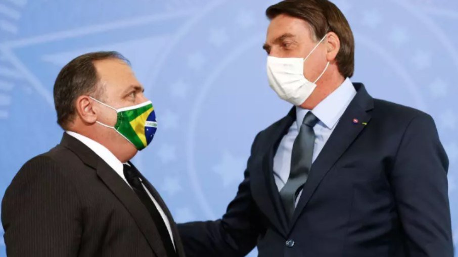 Bolsonaro isenta Pazuello da crise de oxigênio em Manaus
