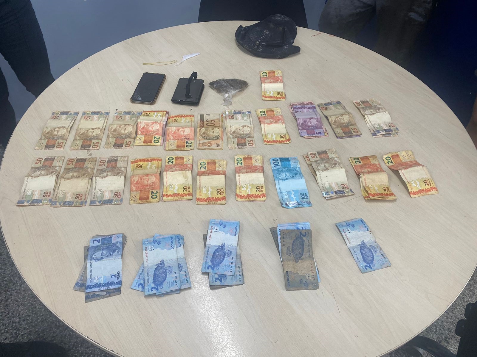 Foragido joga pacote com mais de R$ 2,5 mil durante perseguição policial na Compensa 