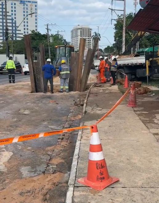 Bairros seguem sem água há mais de 16 horas após tubulação romper em Manaus