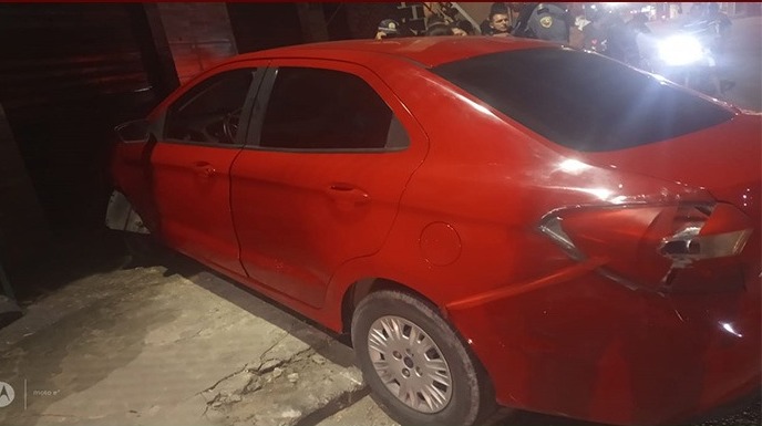 Dupla rende mulher com arma, rouba carro  na porta de casa e um deles acaba preso em Manaus