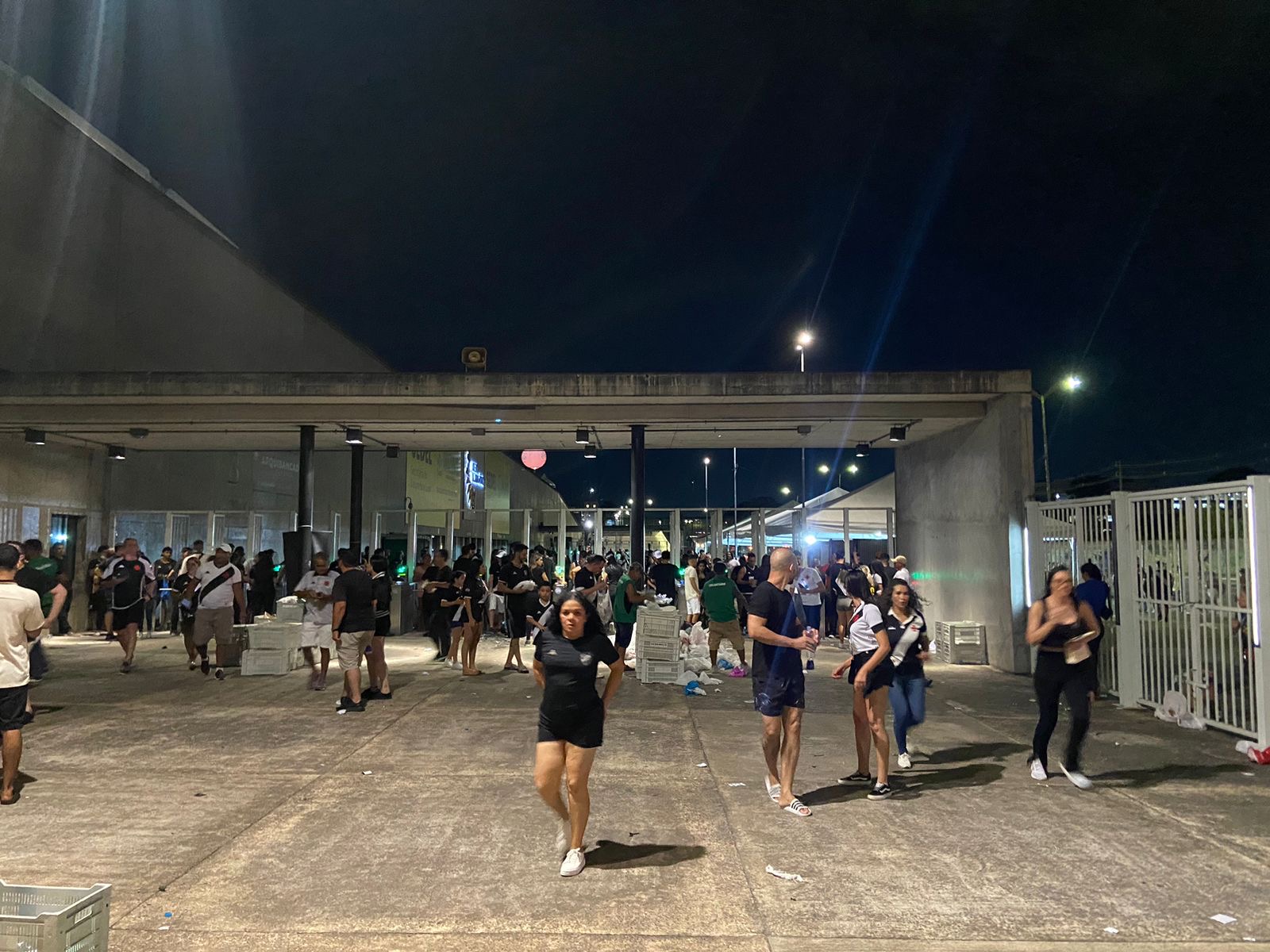 Pais são proibidos de entrar no jogo do Vasco com crianças menores de 5 anos