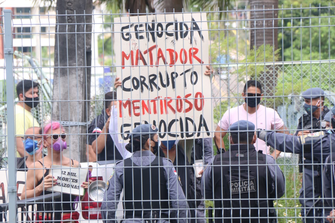 Manifestantes chamam Bolsonaro de genocida e criticam homenagem em Manaus