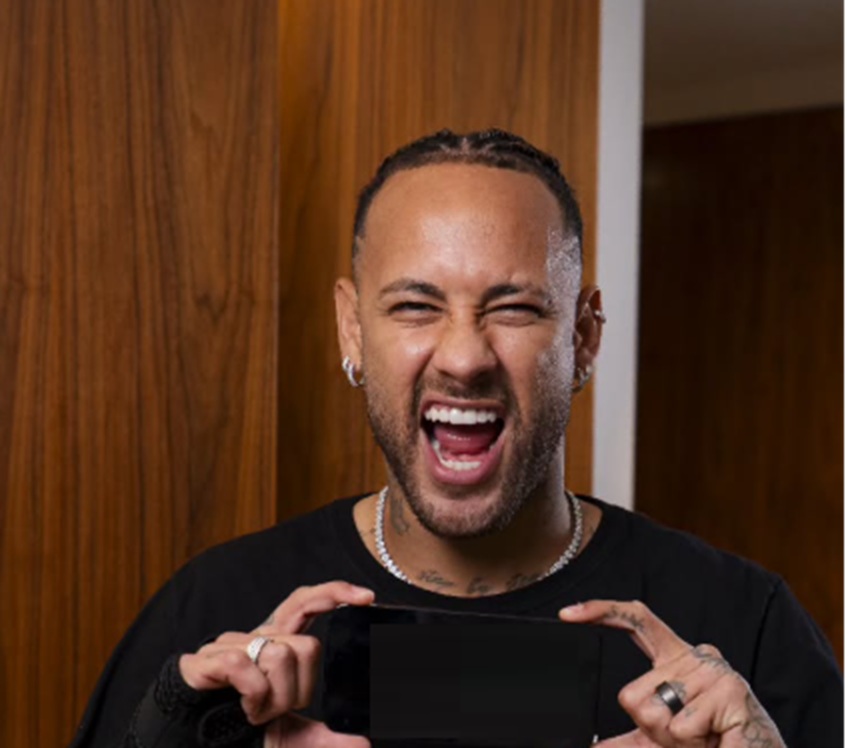 Equipe desmente jornalista sobre Neymar não voltar ao Santos e vício em whisky 