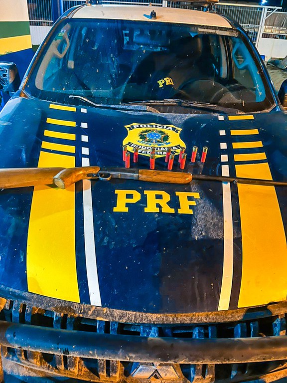 Motorista é preso após polícia encontrar espingarda escondida em carro na BR-319