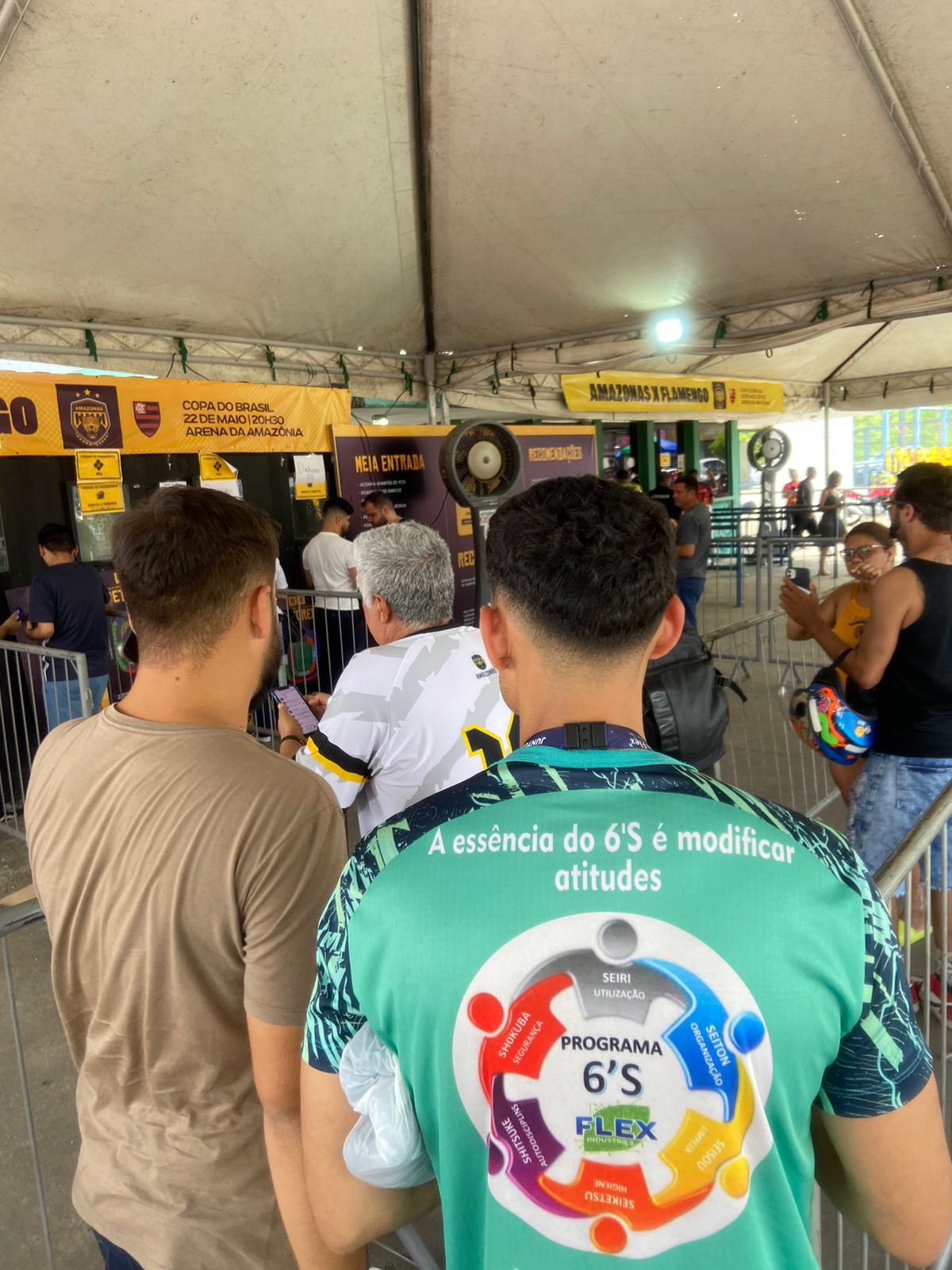 Torcedores lotam bilheteria de arena horas antes de Amazonas x Flamengo