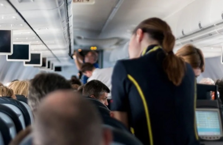 Anvisa autoriza serviço de bordo e mantém uso de máscaras em voos