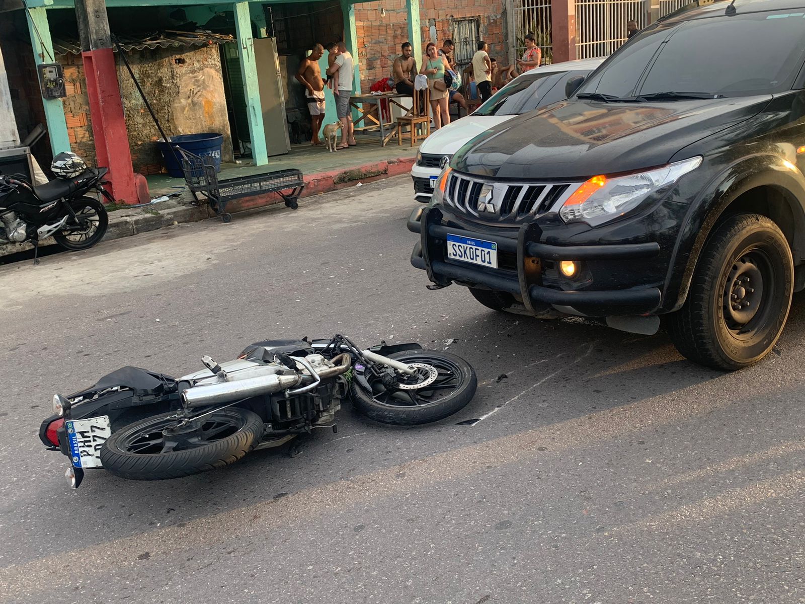 Motociclista foge da PM, entra na contramão e bate em viatura da PC em Manaus