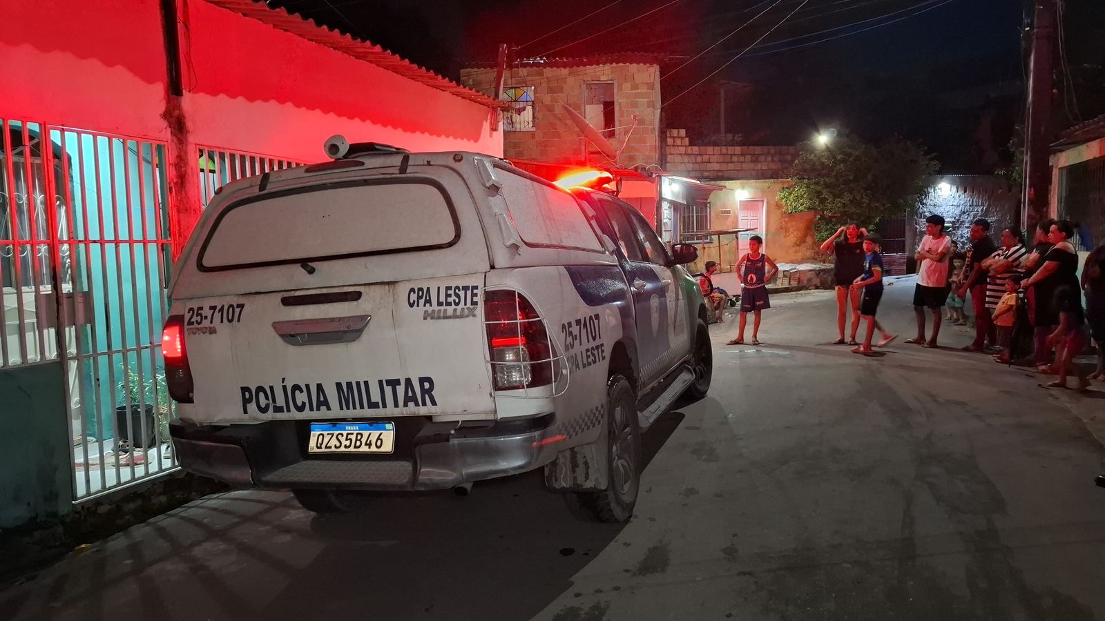 Homem é morto e quase degolado por criminosos no Tancredo Neves