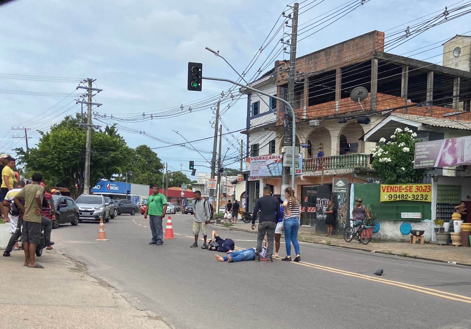 Motociclista e garupa são arremessados de moto durante acidente em Manaus