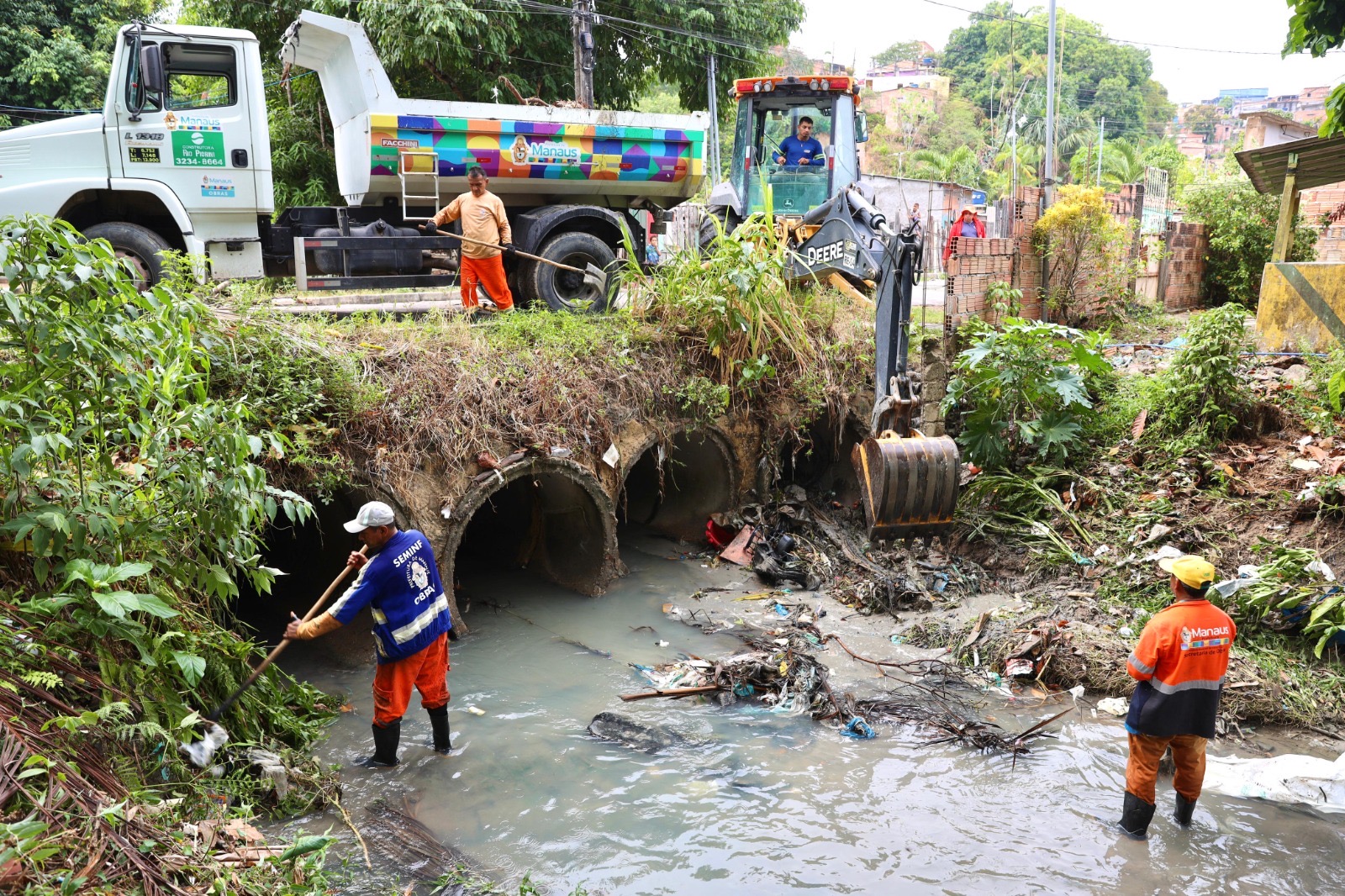 Prefeitura alerta sobre descarte irregular de lixo e destaca ações para reduzir alagamentos em Manaus