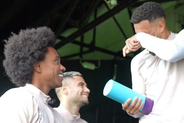 Rodrigo Muniz, ex-Flamengo, se emociona ao receber prêmio na Premier League