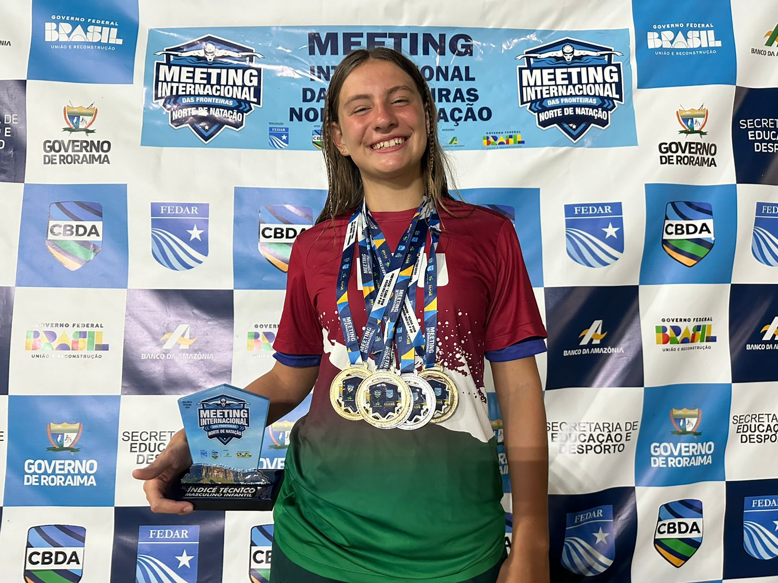 Amazonense bate recorde e leva troféu de melhor atleta em competição de natação