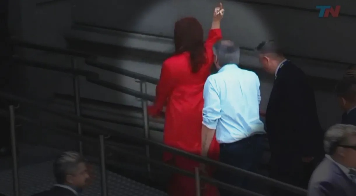 Cristina Kirchner mostra dedo do meio para apoiadores de Milei