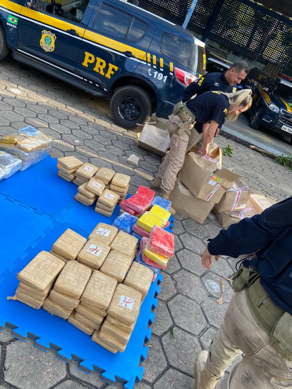 Motorista de caminhão é preso com meia tonelada de drogas em porto de Manaus