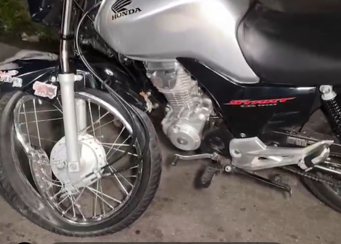 Entregador é arremessado após motorista fazer retorno irregular em Manaus