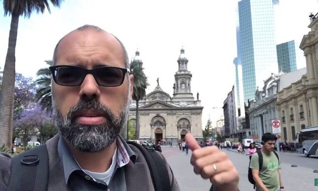 Blogueiro foragido da Justiça participa de evento com ministro do governo Bolsonaro