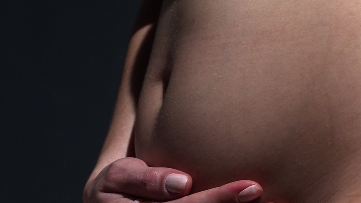 Homem dopa companheira grávida para abortar bebê; MP investiga rede clandestina