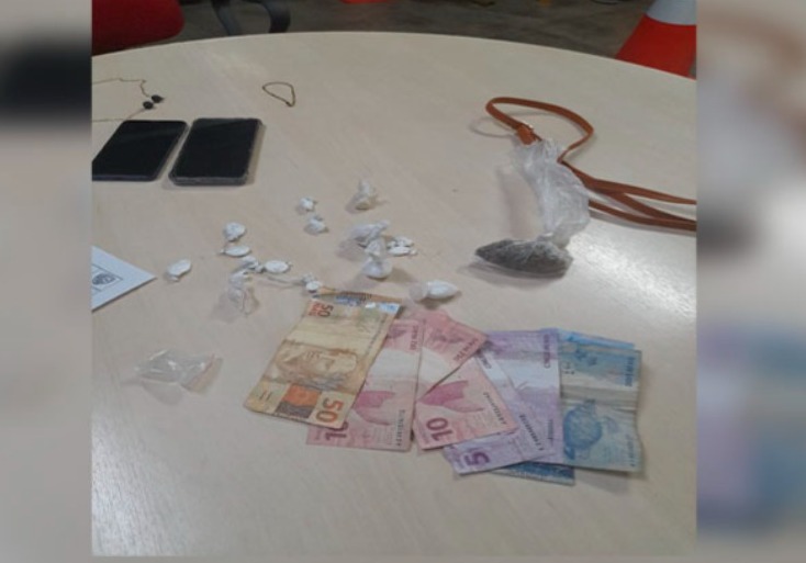 Suspeito foge ao ver PMs e amiga acaba presa com drogas no Centro