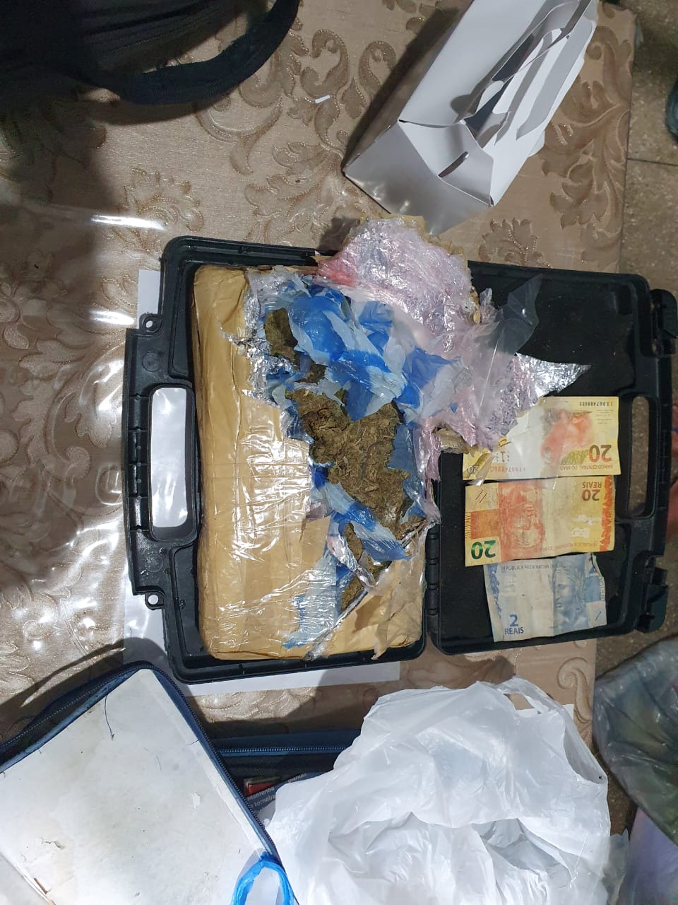 Homem é preso por tráfico ao tentar jogar drogas em toldo de barco no Amazonas