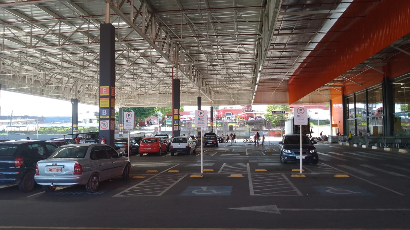 Mais de 40 motoristas são autuados por estacionarem de forma irregular em supermercados de Manaus