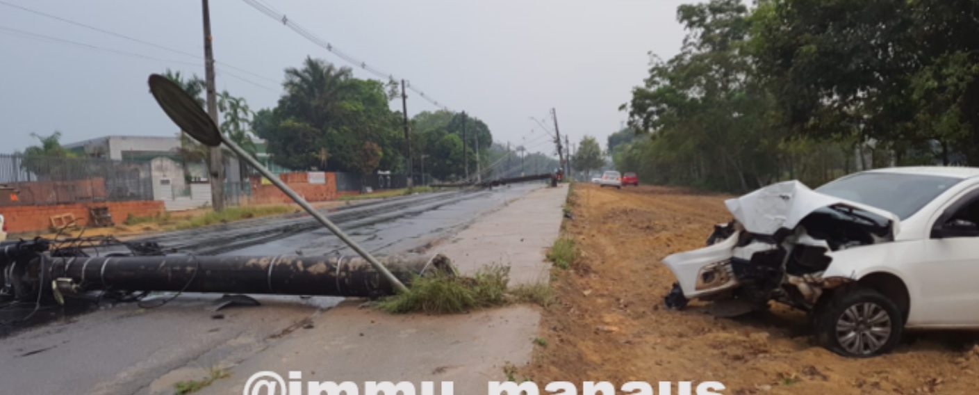 Acidente: Carro derruba poste e avenida do Turismo fica bloqueada em Manaus