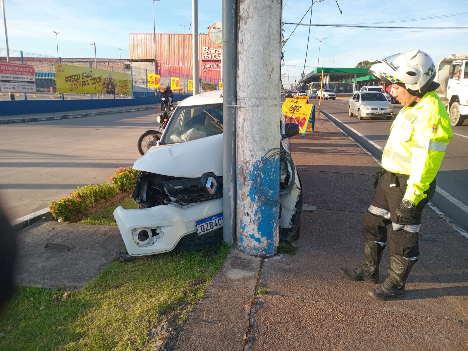 Carro de aplicativo invade canteiro e bate em poste na Av. Torquato Tapajós