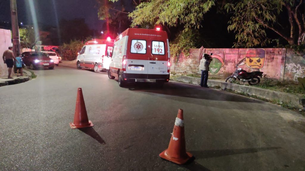 Acidente grave com motocicleta deixa dois feridos no Coroado