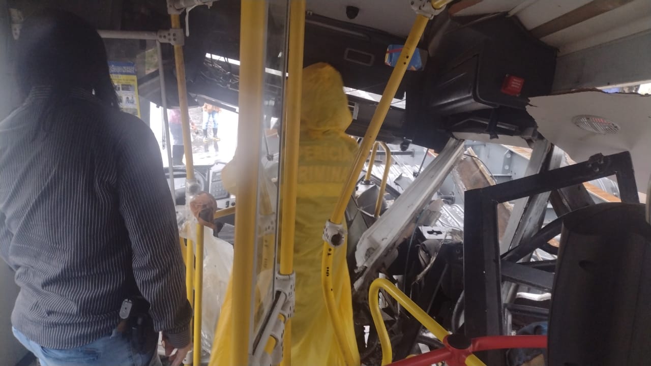 Morre passageira de ônibus que se chocou contra carreta no Distrito, em Manaus