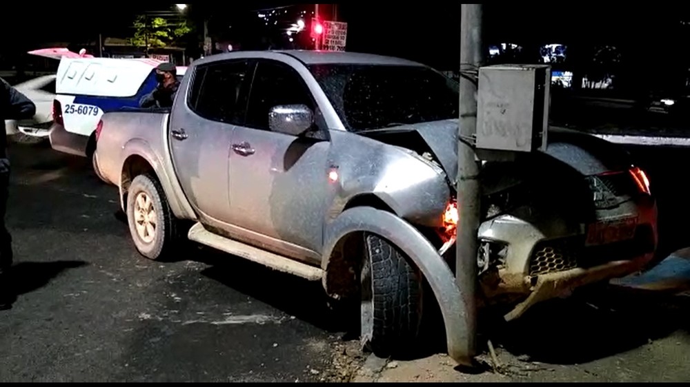Criminosos sofrem acidente após invadirem sítio e roubarem carro de casal na AM-010