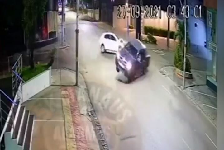 Vídeo mostra momento em que carro capota em rua do Vieiralves em Manaus