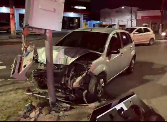 Acidente violento destrói semáforo, carros e deixa três pessoas feridas em Manaus