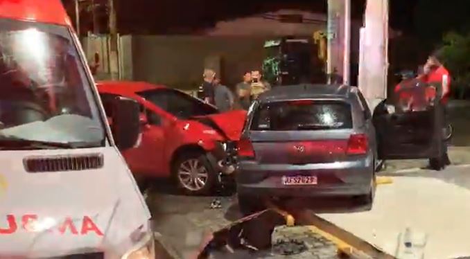 Acidente entre três carros deixa dois feridos em Manaus