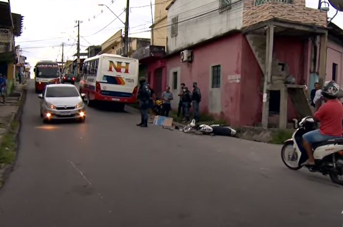 Acidente entre moto e micro-ônibus deixa homem morto e mulher ferida 