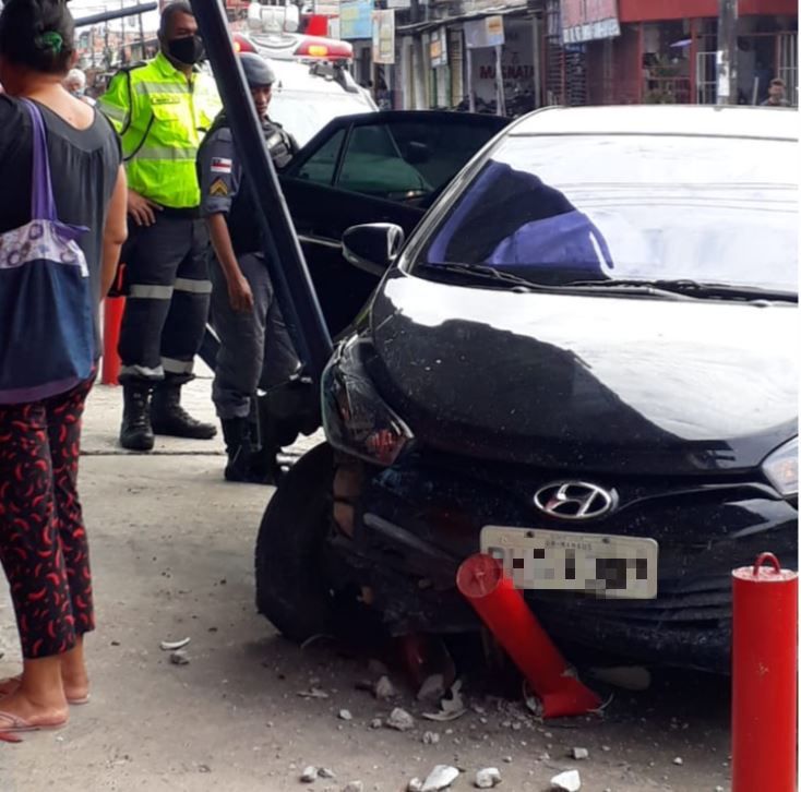 Motorista bêbado invade calçada e atropela duas pessoas em Manaus