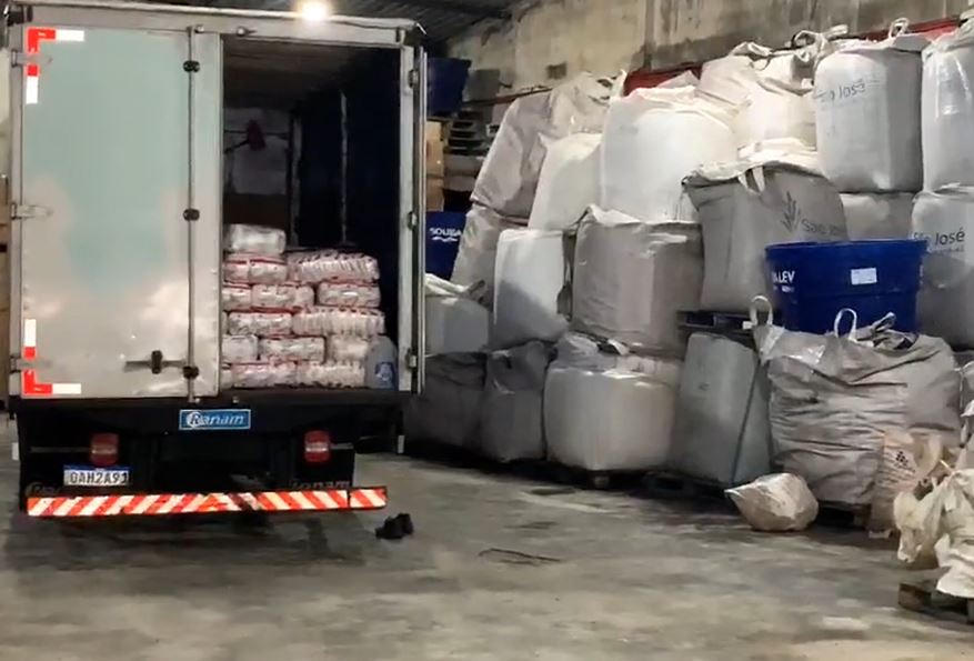 Dono de depósito é preso ao ser flagrado vendendo açúcar vencido em Manaus