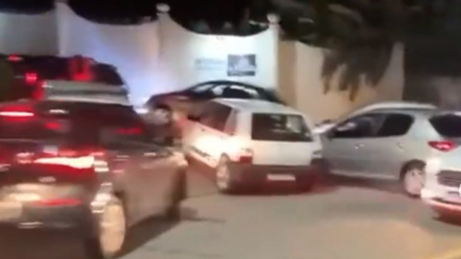 Motel tem fila quilométrica após falso agendamento no 'dia dos namorados'